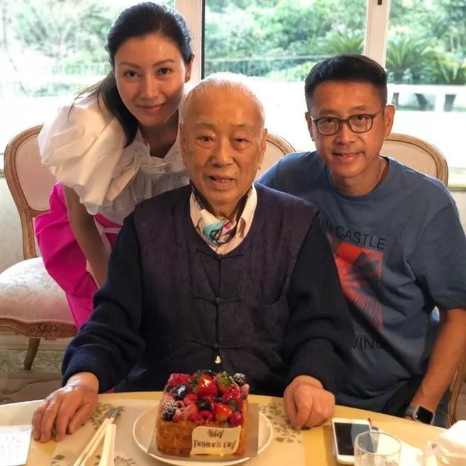李嘉欣公公许世勋(中)本周三惊传病逝享寿97岁。(取自东方日报)