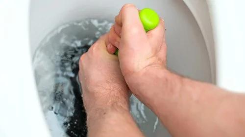 马桶堵塞了怎么办?只需一招马上解决