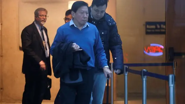 孟晚舟的丈夫劉曉棕在休庭後返回法庭的瞬間。（路透社）