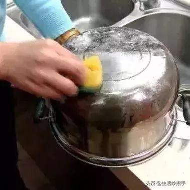 锅底总是“脏乎乎” 清洗起来太麻烦 用这一招 黑垢一擦就掉
