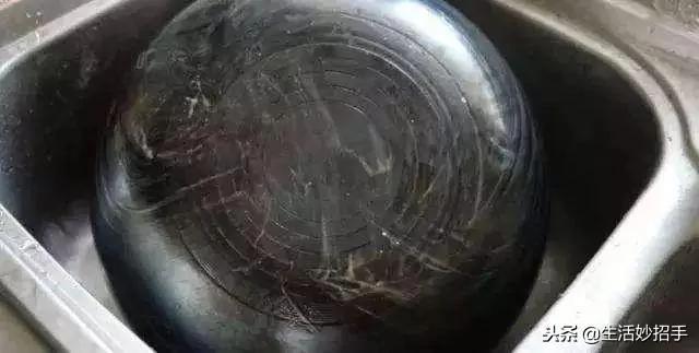 锅底总是“脏乎乎” 清洗起来太麻烦 用这一招 黑垢一擦就掉