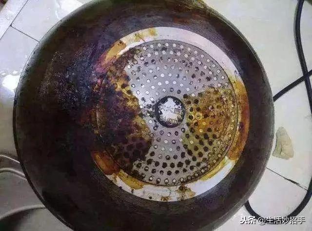锅底总是“脏乎乎” 清洗起来太麻烦 用这一招 黑垢一擦就掉
