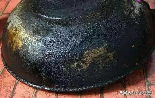 锅底总是“脏乎乎” 清洗起来太麻烦 用这一招 黑垢一擦就掉
