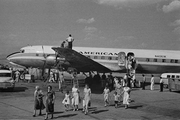 9旬前空姐告诉你50年代的飞行秘辛