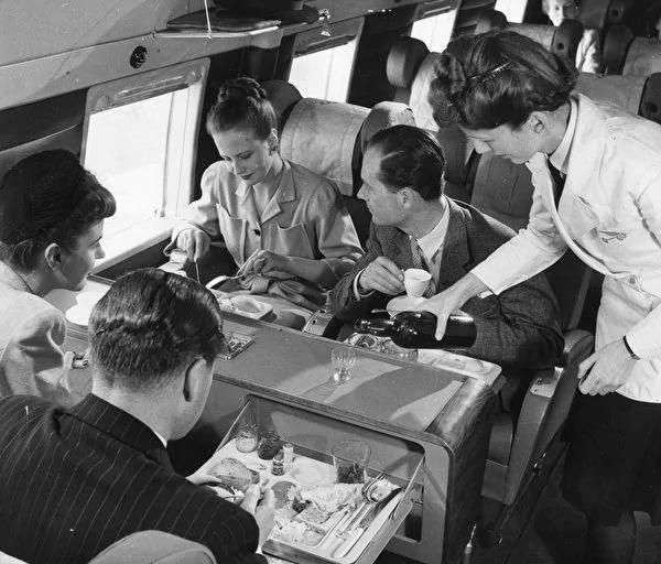 9旬前空姐告诉你50年代的飞行秘辛
