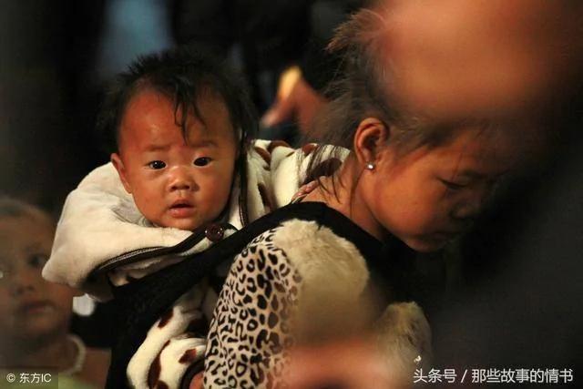 26岁儿子娶了媳妇 把62岁母亲赶出家门 老母亲半路一摸口袋哭了!