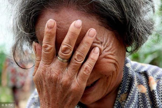 26岁儿子娶了媳妇 把62岁母亲赶出家门 老母亲半路一摸口袋哭了!
