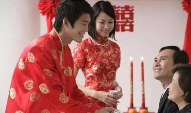 26岁儿子娶了媳妇 把62岁母亲赶出家门 老母亲半路一摸口袋哭了!