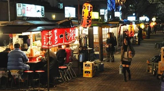 女友拒吃路边摊要跟他分手 他求女友陪他吃“最后的晚餐” 女友后悔已来不及了!