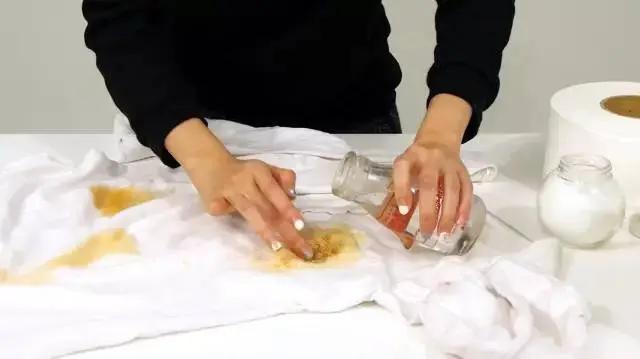 用一个可乐瓶洗衣服 竟然比手洗的还干净?