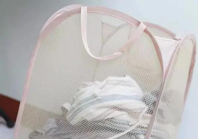 用一个可乐瓶洗衣服 竟然比手洗的还干净?