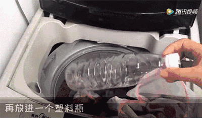 用一个可乐瓶洗衣服 竟然比手洗的还干净?