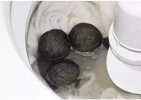 用一个可乐瓶洗衣服 竟然比手洗的还干净?