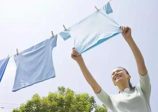 用一个可乐瓶洗衣服 竟然比手洗的还干净?