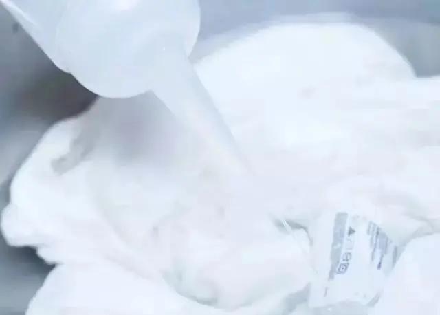 用一个可乐瓶洗衣服 竟然比手洗的还干净?