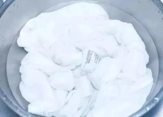 用一个可乐瓶洗衣服 竟然比手洗的还干净?