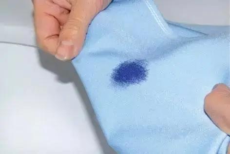 用一个可乐瓶洗衣服 竟然比手洗的还干净?