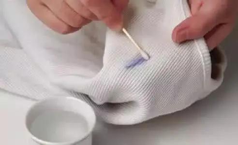 用一个可乐瓶洗衣服 竟然比手洗的还干净?