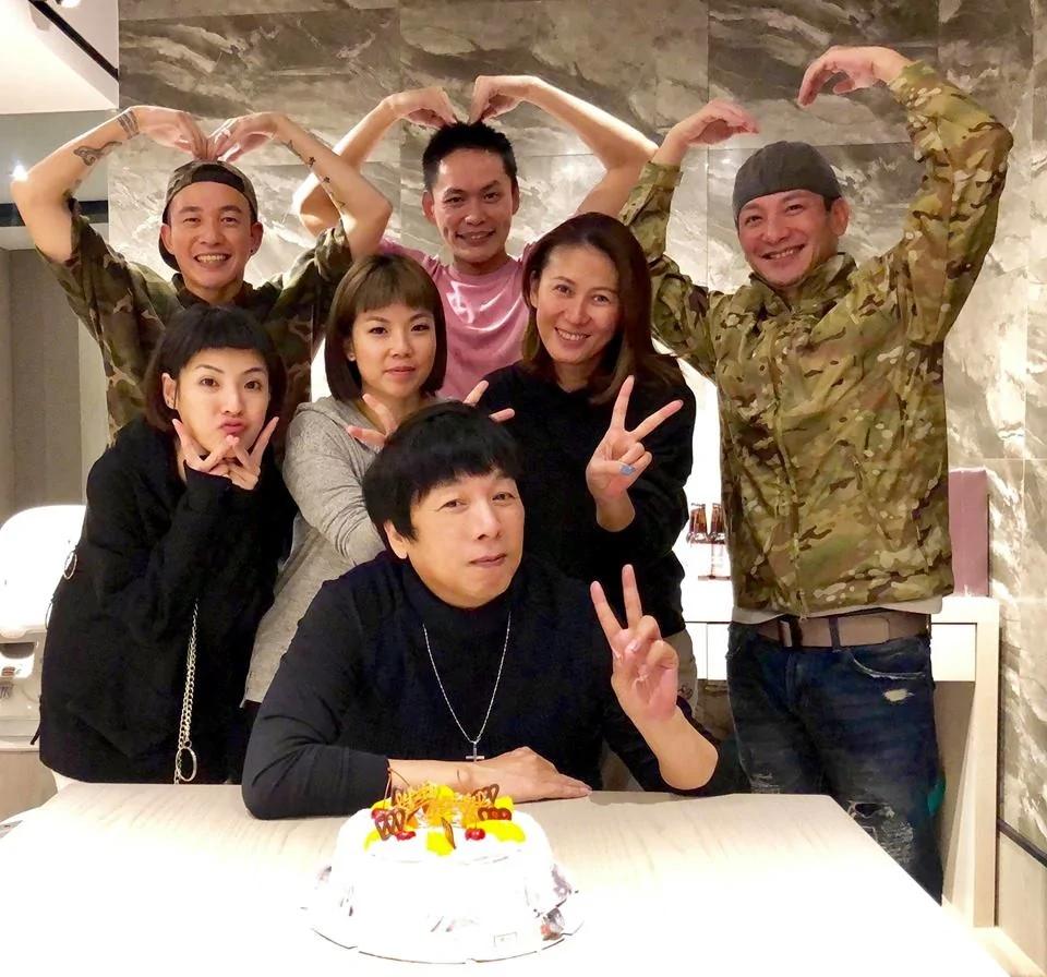 曹西平身边已没有家人,没想到圈内3对夫妇会为他庆生,让他相当感动。(图/翻摄自曹西平脸书)