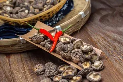 干香菇和鲜香菇 哪个更有营养?这么多年吃对了没?