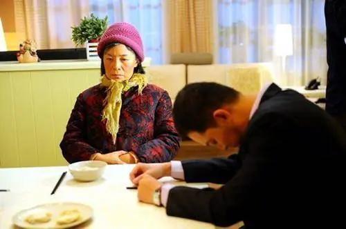 我帮女儿照顾外孙 女婿做好饭总让我先吃 一次盛饭时 我忍不住落泪!