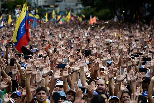 委內瑞拉街頭抗議總統馬杜羅的人潮。（FEDERICO PARRA/AFP/Getty Images)