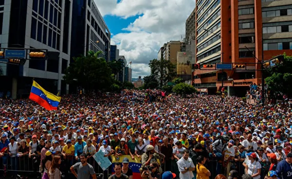 委内瑞拉街头抗议总统马杜罗的人潮。（FEDERICO PARRA/AFP/Getty Images)
