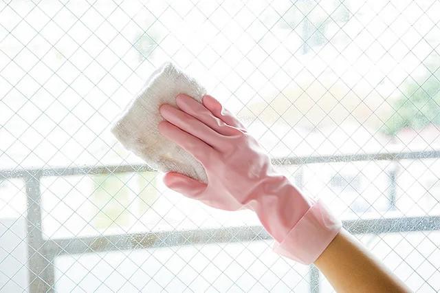 擦玻璃清纱窗要用水冲?家事达人教2招省力又干净