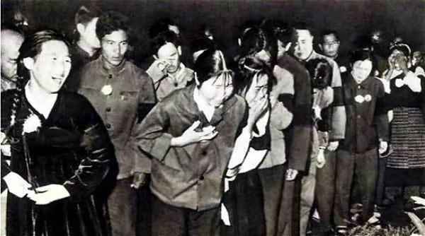 那年九月九 总算盼到毛走了 地震也不用躲了