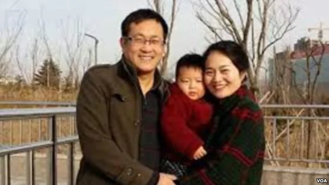 維權律師王全璋在「被消失」前與妻子李文足和孩子的合影。（資料照片）