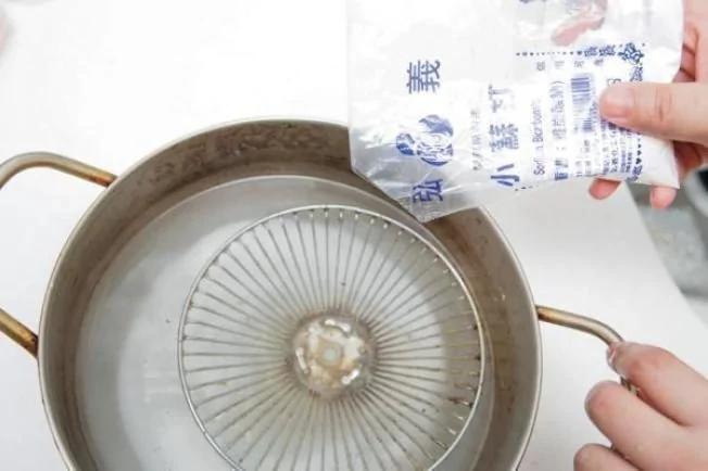 大扫除油烟机滤网厚油污 用小苏打快速清洁