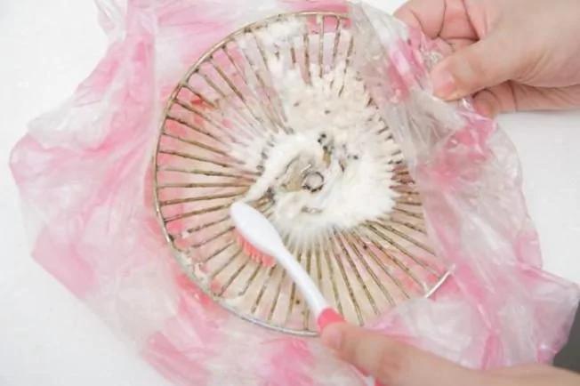 大扫除油烟机滤网厚油污 用小苏打快速清洁