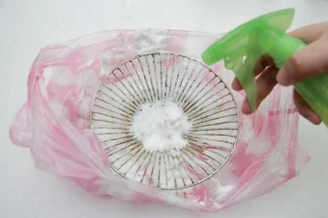 大扫除油烟机滤网厚油污 用小苏打快速清洁