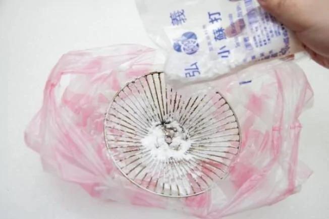 大扫除油烟机滤网厚油污 用小苏打快速清洁