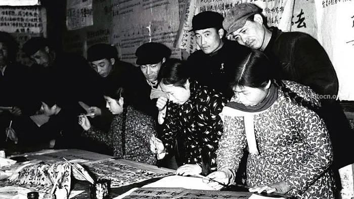 《大公报》主笔徐铸成划右秘闻与帽痕 张春桥为保自己牺牲他