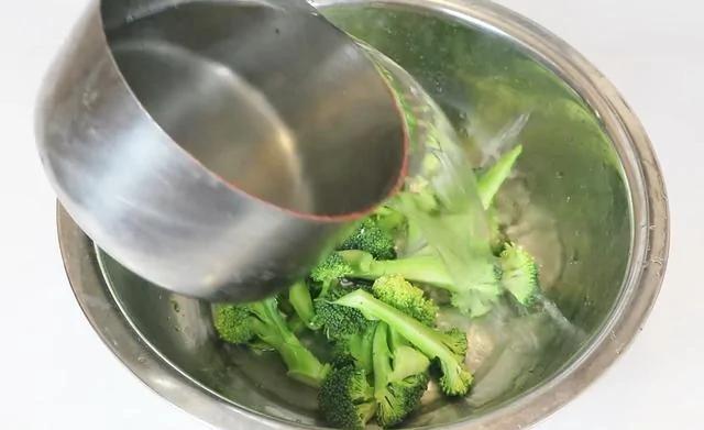花椰菜洗不干净?教你一个小窍门 脏东西自己跑出来