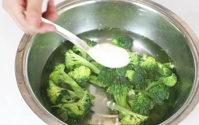 花椰菜洗不干净?教你一个小窍门 脏东西自己跑出来