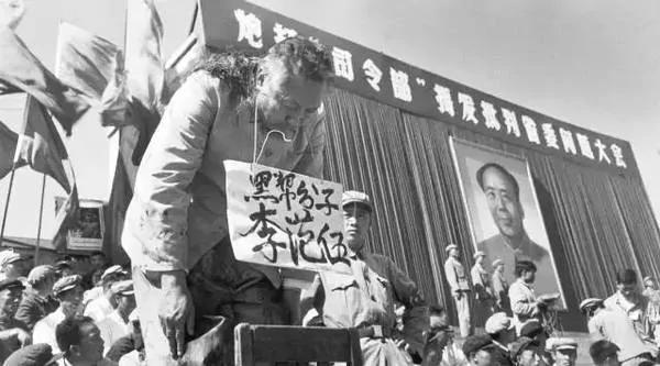 【揭秘】胡耀邦向八老汇报工作 自己的房子自己不要 VS 一个学生三平米