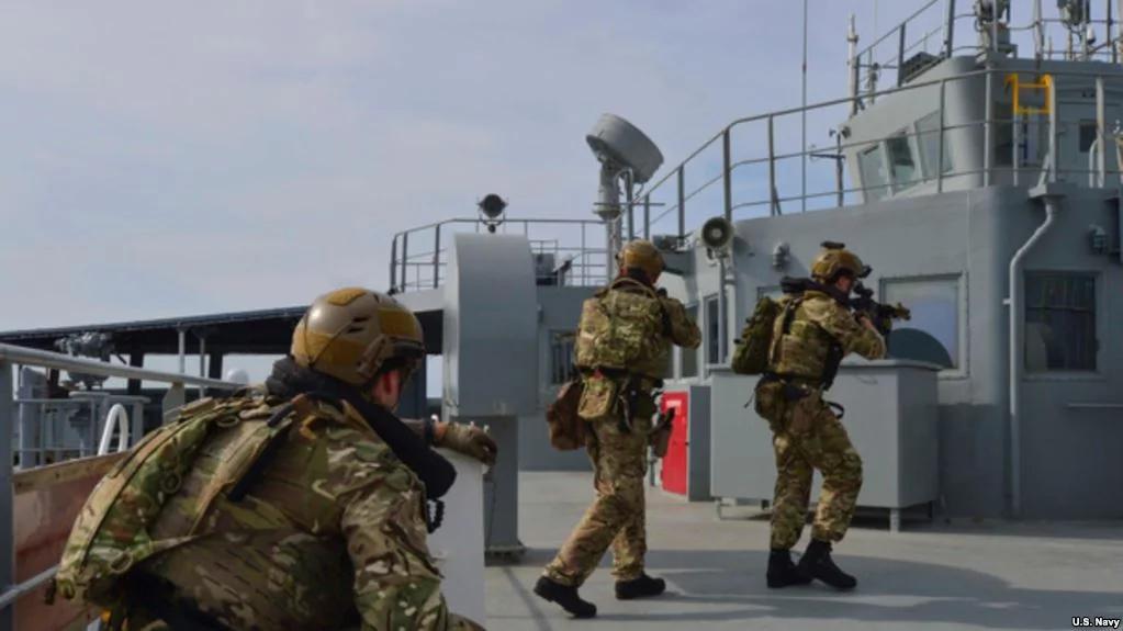 英国皇家海军特种兵进行登舰、搜查和扣船演习（2019年2月18日）