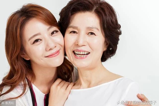 婆婆淩晨上完厕所从来不关灯!我埋怨她“浪费电”推开门后我泣不成声
