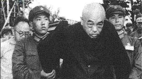 麦克阿瑟和彭德怀落魄后的命运有何不同?