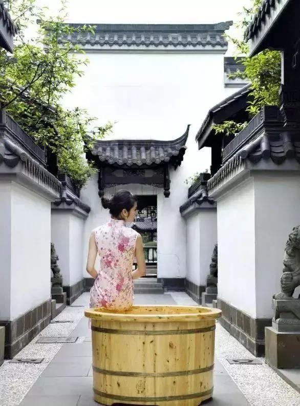 9个拍照姿势 教你如何拍出比别人好看10倍的照片