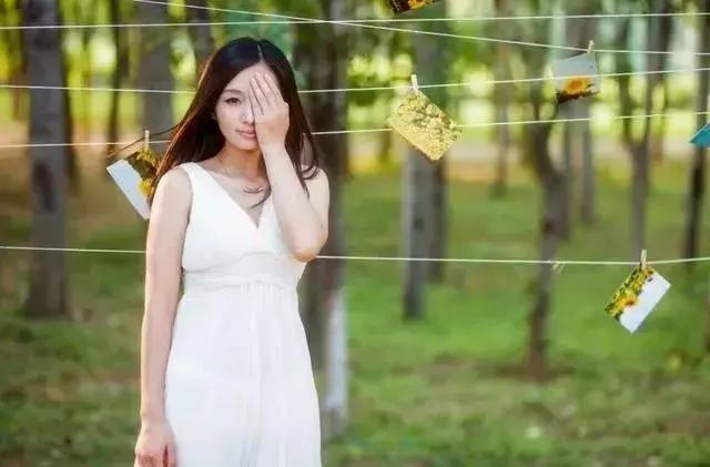 9个拍照姿势 教你如何拍出比别人好看10倍的照片