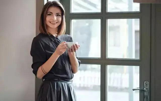 9个拍照姿势 教你如何拍出比别人好看10倍的照片