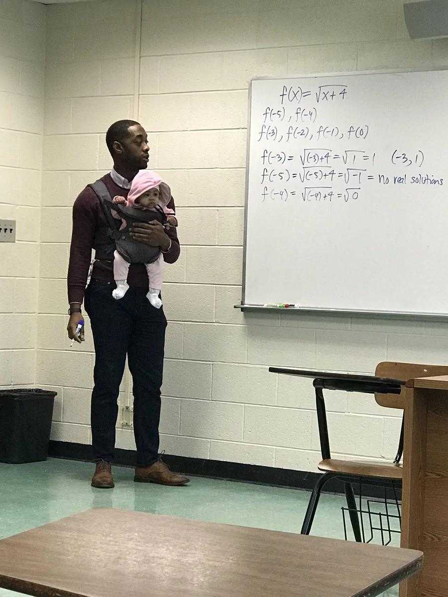 年輕爸帶寶寶去上課 教授突然霸氣走上前暖翻全教室：孩子我抱 筆記你抄！