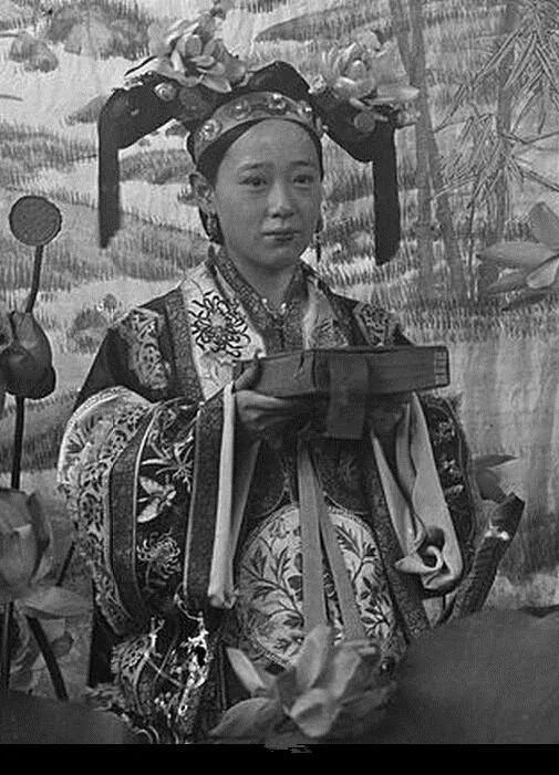 晚清皇宫公认第一美女 慈禧每次照相必带上她!