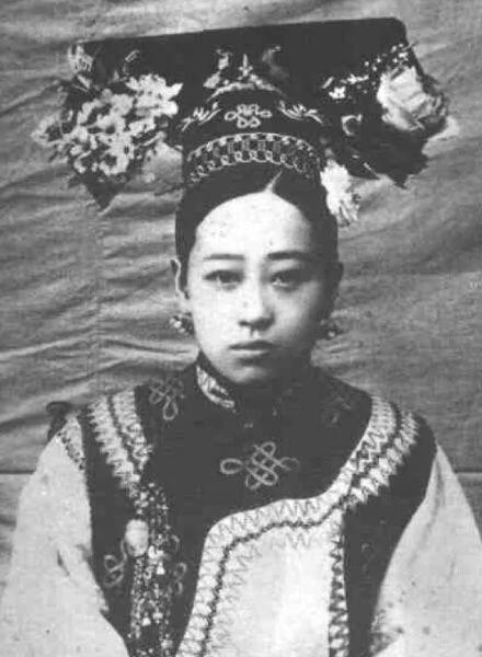 晚清皇宫公认第一美女 慈禧每次照相必带上她!