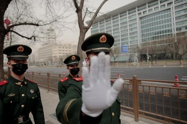 中國兩會期間，北京維穩力道空前嚴厲，此為中國警察示意圖。（路透）