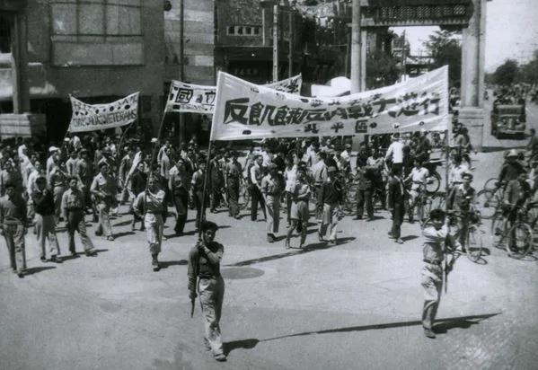 【老照片】民国气质帅哥竟是大学教授 人民日报发誓从此只讲真话