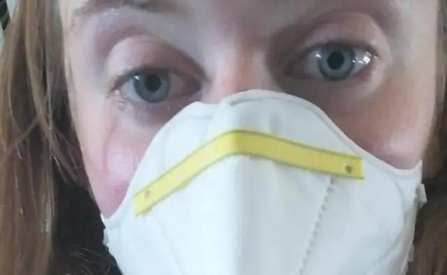 看到飞机上人人都在吃杏仁果 她吓得要死 戴着面罩躲进了厕所里